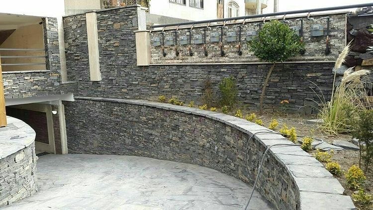نصب سنگ لاشه و اجرای سنگ لاشه طبیعی برای حیاط سازی ساختمان به صورت قیچی نصب شده است  
