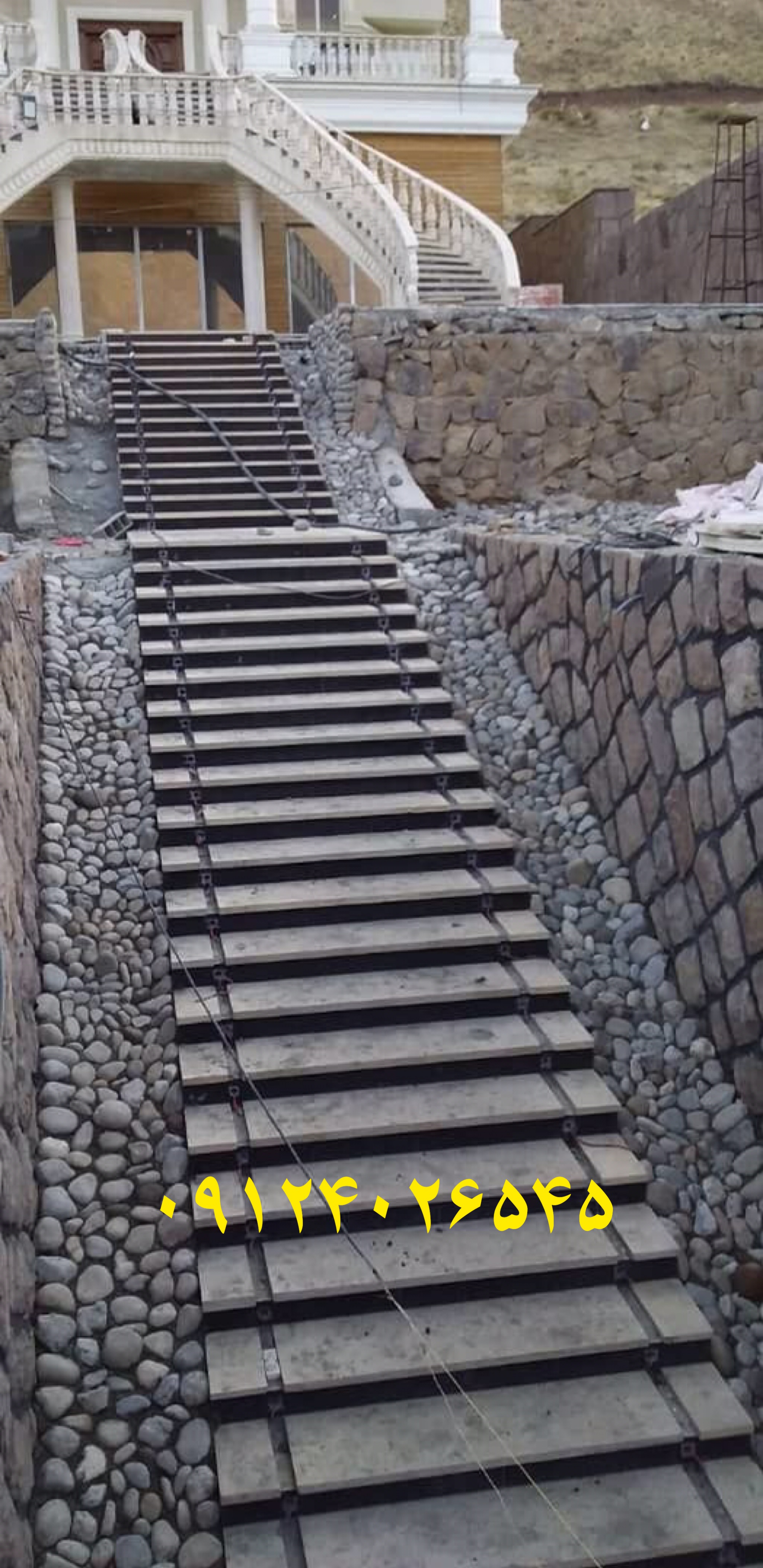 اجرای پله های سنگی و دیوارهای سنگی محوطه سازی با استفاده از سنگ لاشه طبیعی اجرا شده است  