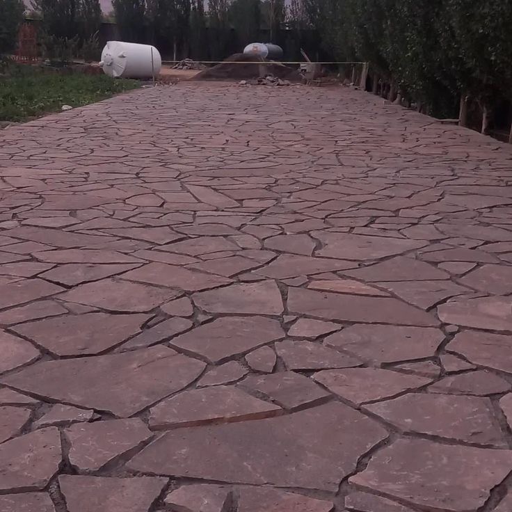 نصب و اجرای سنگ لاشه و نصب سنگ مالون برای کف سازی محوطه سازی باغ ویلا با تخته سنگهای قهوای 