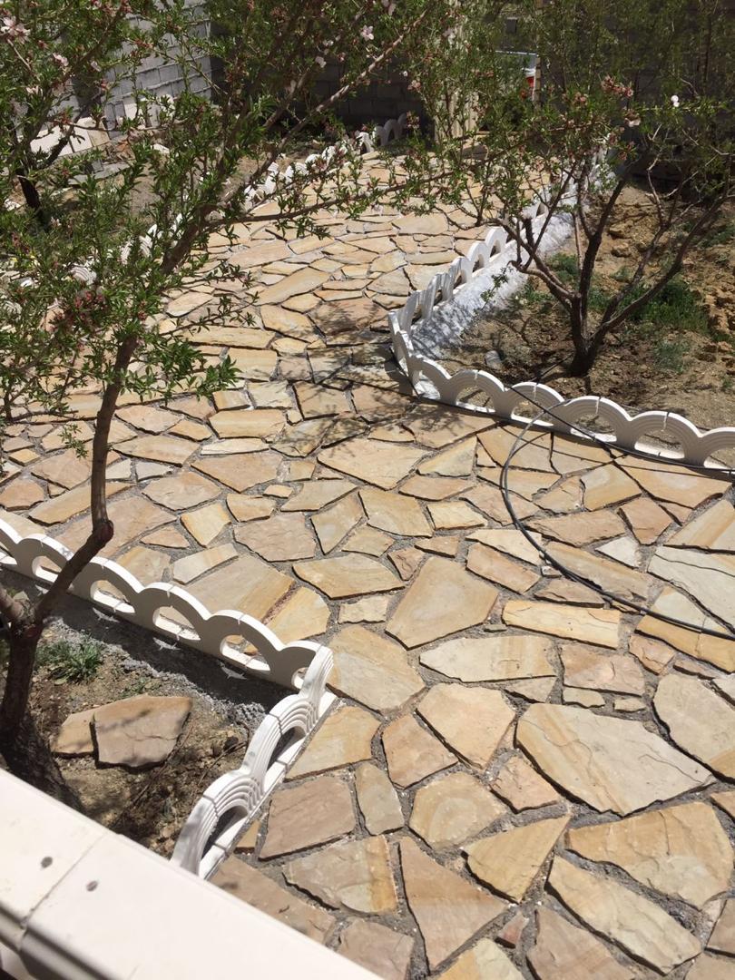 نصب سنگ لاشه و سنگ مالون برای کف سازی باغ با استفاده از سنگ لاشه طبیعی برای کف سازی باغ  تواسط استادکاران پیمانکاری سنگ لاشه اجرا شده است 